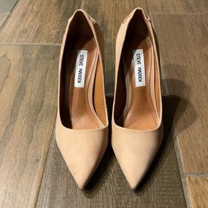 Nude Steve Madden Size 6 suede pumps. Never been worn.